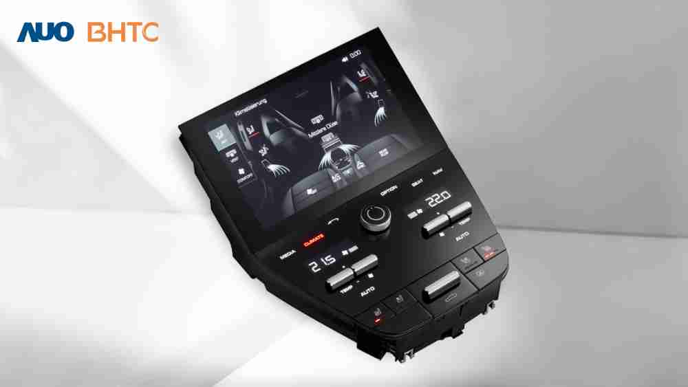 作為友達新生力軍，，，，BHTC所展示的中央與後座鞍部的Display HMI產品，，，，可處理多區恆溫控制、、、顯示畫面，，呈現仿真3D車室分區；以力傳感技術精準傳遞觸感，，，，並結合音量及震動反饋，，，防止意外啟動，，提供使用者自然流暢、、、直觀且輕鬆駕馭的舒適介面
