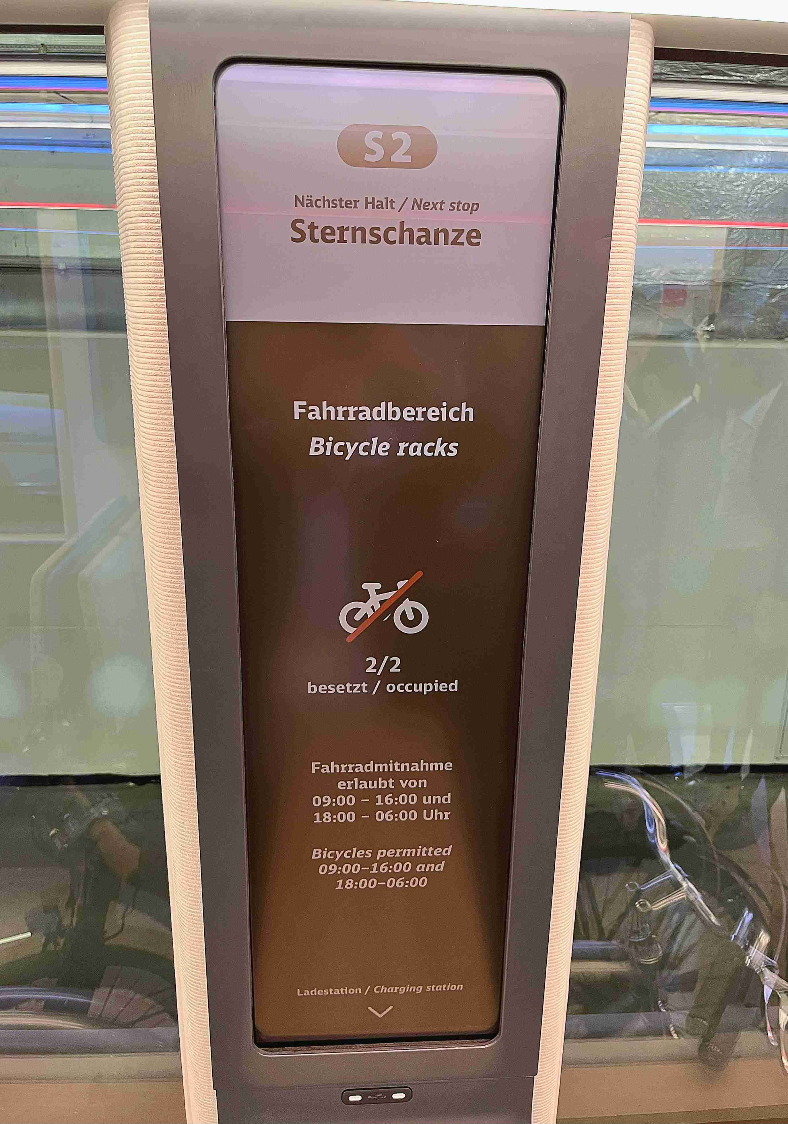 达擎HiRaso显示技术采用胆固醇液晶独特的双稳态特性及反射环境光线的方式，，，发挥最佳能源运用效率，，其仅在更换显示画面时才消耗电力，，，在持续静止的画面显示上则为零耗电，，，与传统液晶显示技术相比大幅节省90%能耗